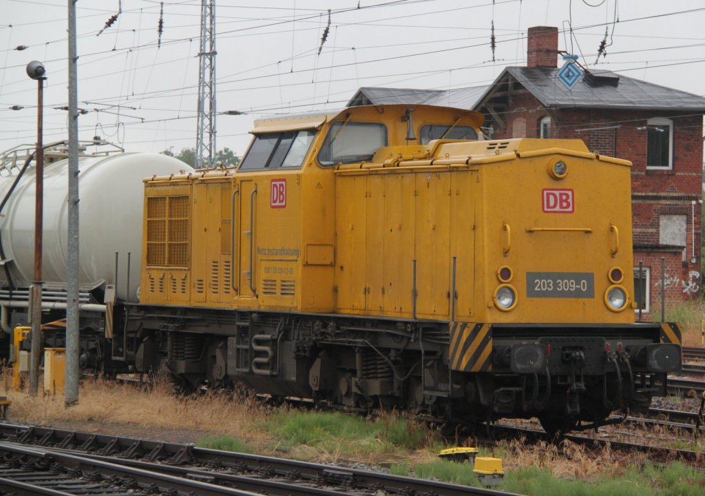 DB-Netz 203 309-0 stand mit dem Unkrautvernichter abgestellt im Rostocker Hbf.06.07.2012 