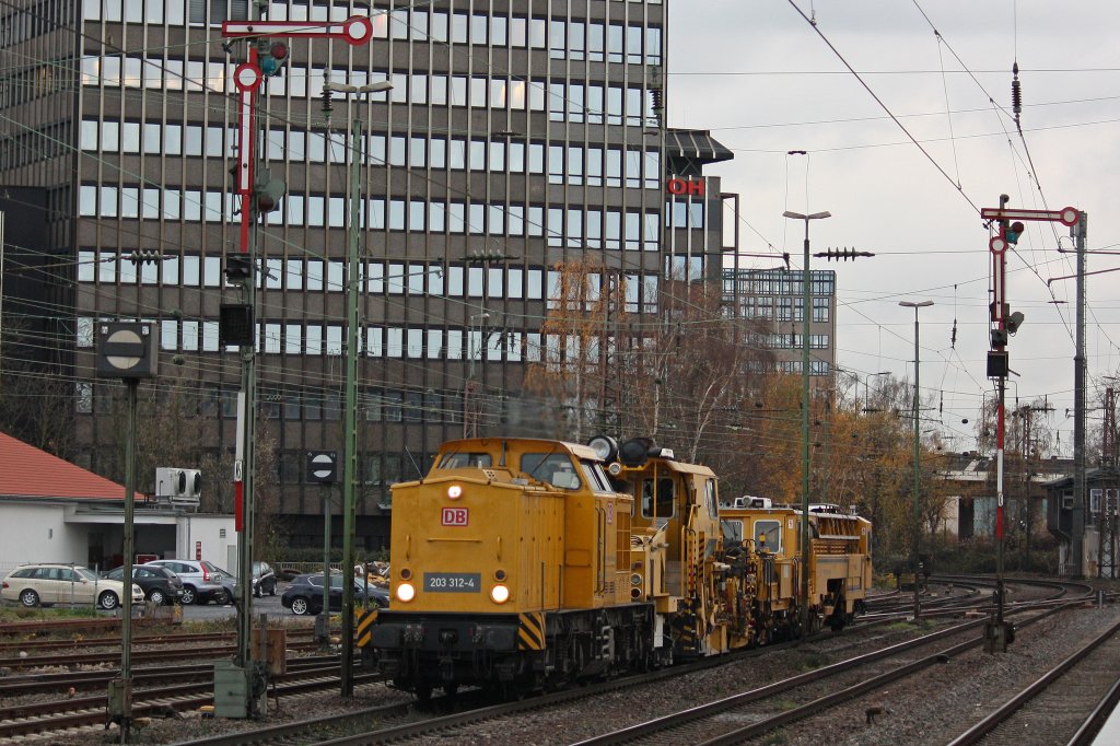 DB Netz 203 312 am 29.11.12 mit einem SSP und einer GSM bei der Durchfahrt durch Dsseldorf-Rath.