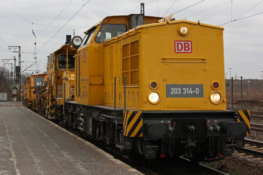 DB Netz 203 314 zieht am 6.2.11 einen SSp und eine GSM durch Duisburg-Bissingheim