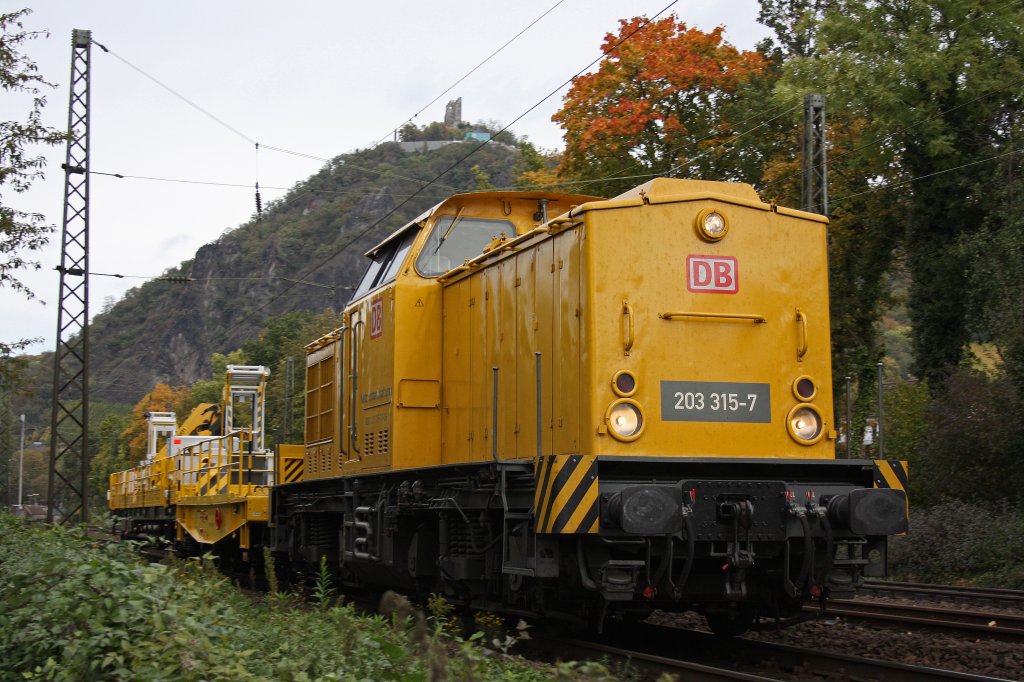 DB Netz 203 315 am 14.10.12 mit zwei Oberleitungswagen in Rhndorf.