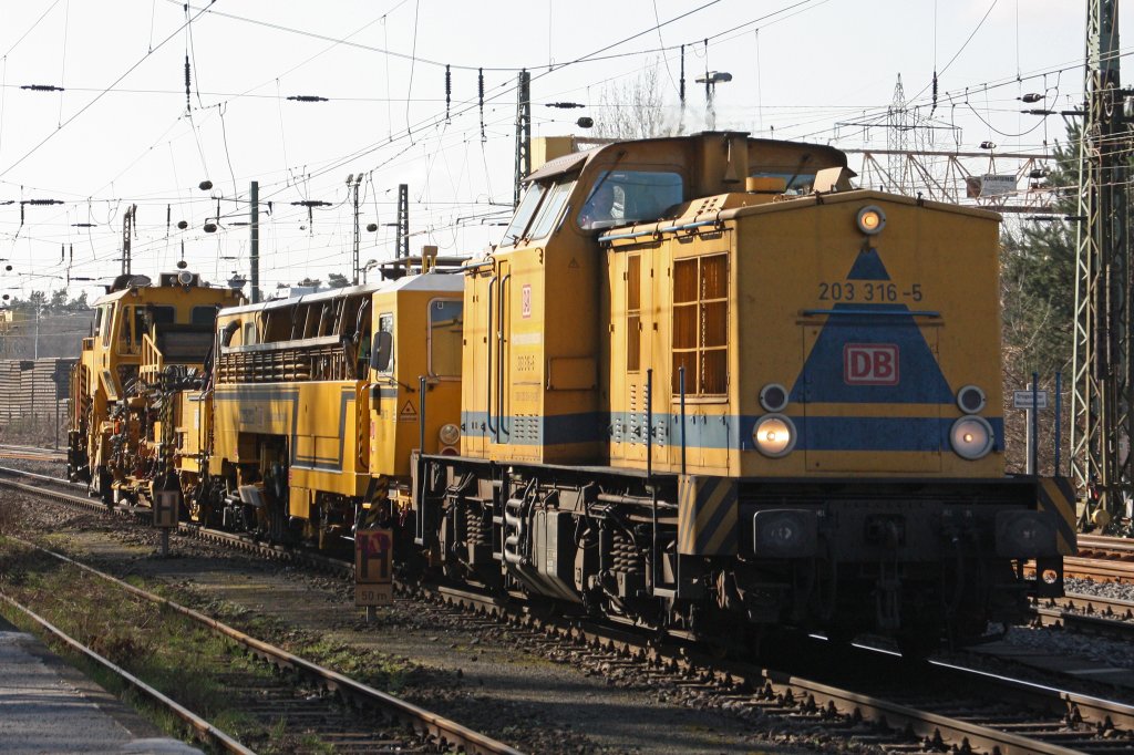 DB Netz 203 316-5 am 19.3.11 mit einer GSM und einem SSP in Duisburg-Entenfang