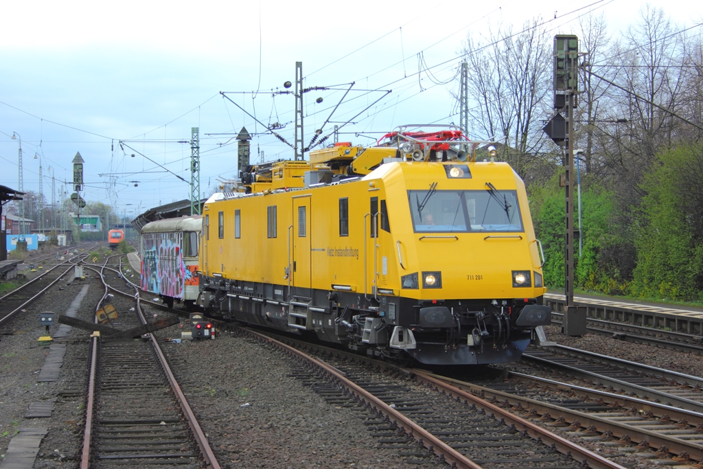 DB Netz 711 201 mit einem ex. DB Bereisungswagen in Bonn-Beuel am 10.4.2012 