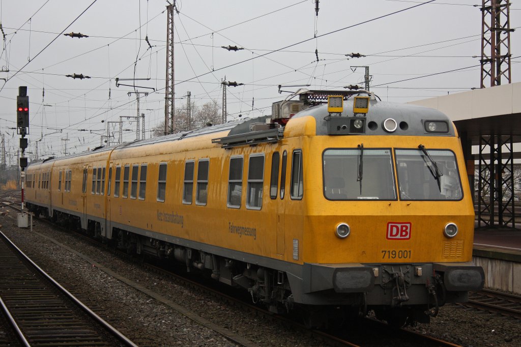 DB Netz 719 001 am 24.11.12 abgestellt in Duisburg Hbf.