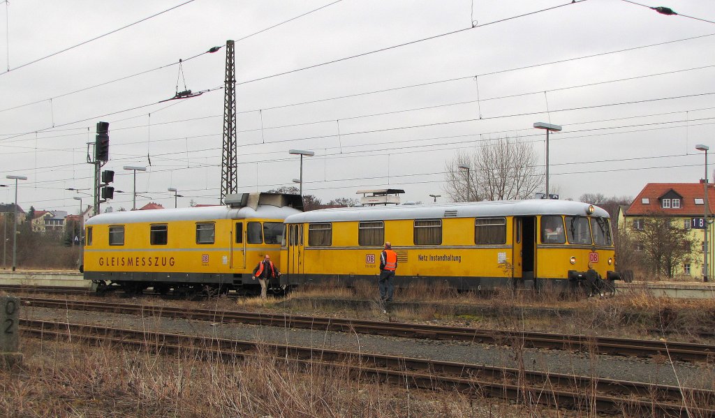 DB Netz Instandhaltung 725 002-0 + 726 002-9 als NbZ 94021 nach Nebra, in Naumburg (S) Hbf; 12.03.2012