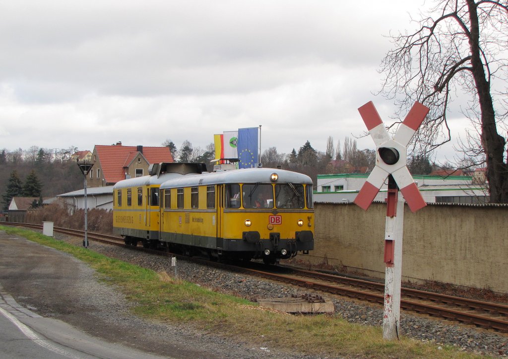 DB Netz Instandhaltung 725 002-0 + 726 002-9 als NbZ 94021 aus Naumburg (S) Hbf, bei der Einfahrt am 12.03.2012 in Nebra.