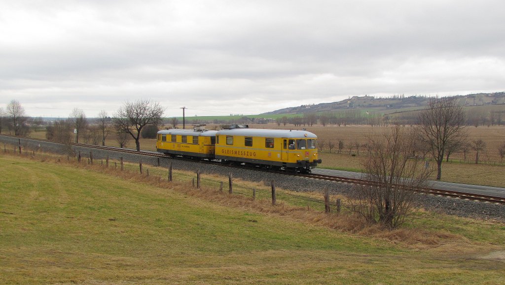DB Netz Instandhaltung 726 002-9 + 725 002-0 als NbZ 94022 von Nebra nach Naumburg (S) Hbf, im Unstruttal bei Laucha; 12.03.2012 