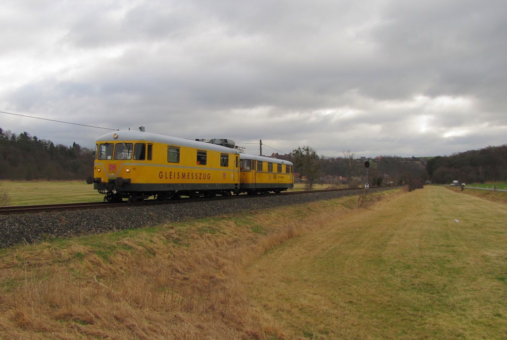 DB Netz Instandhaltung 726 002-9 + 725 002-0 als NbZ 94022 von Nebra nach Naumburg (S) Hbf, im Unstruttal bei Zingst; 12.03.2012