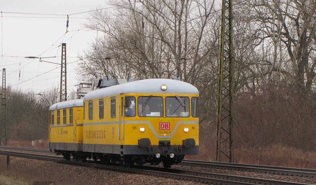 DB Netz Instandhaltung 726 002-9 + 725 002-0 als NbZ 94020 aus Weimar, am 12.03.2012 in Naumburg (S) Hbf.