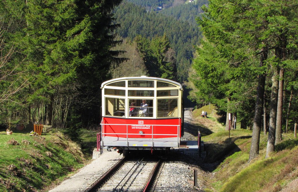 DB Personenwagen der Oberweibacher Bergbahn als RB 29837 nach Obstfelderschmiede, bei der Ausfahrt in Lichtenhain an der Bergbahn; 18.04.2010