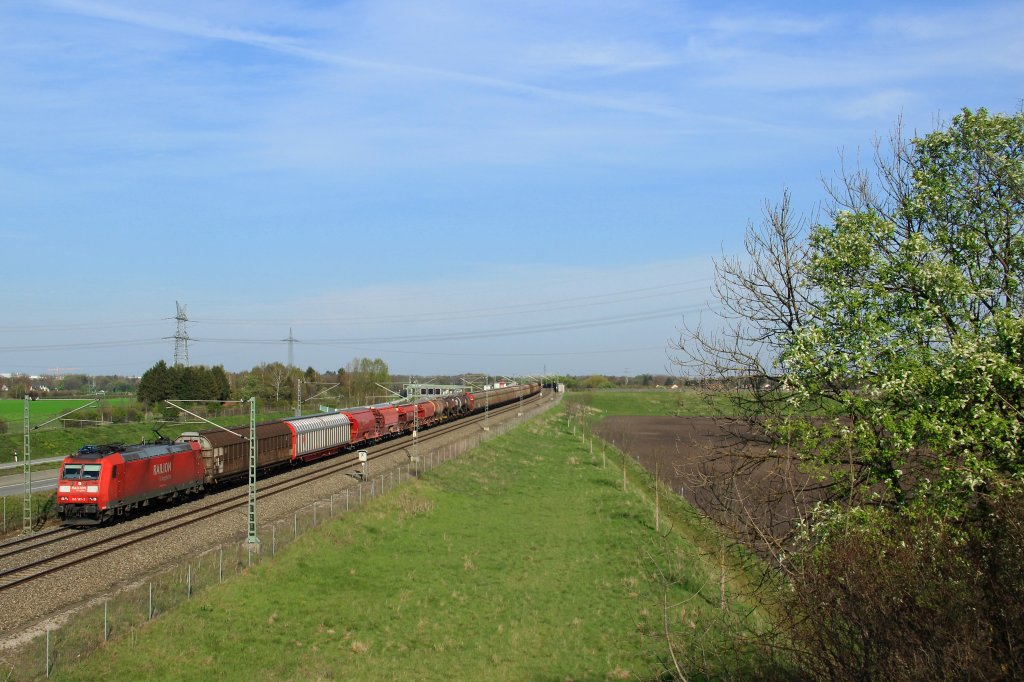DB Railion 185 187-2 zieht einen gemischten Gterzug aus Mnchen Nord nach Augsburg an der Eschenrieder Spange vorbei, 26.04.12