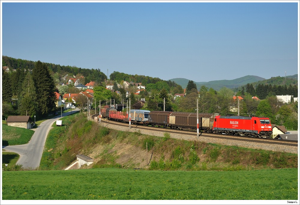 DB Railion 185.275 mit einem GZ westwrts; Drrwien (sterreich), 22.4.2011