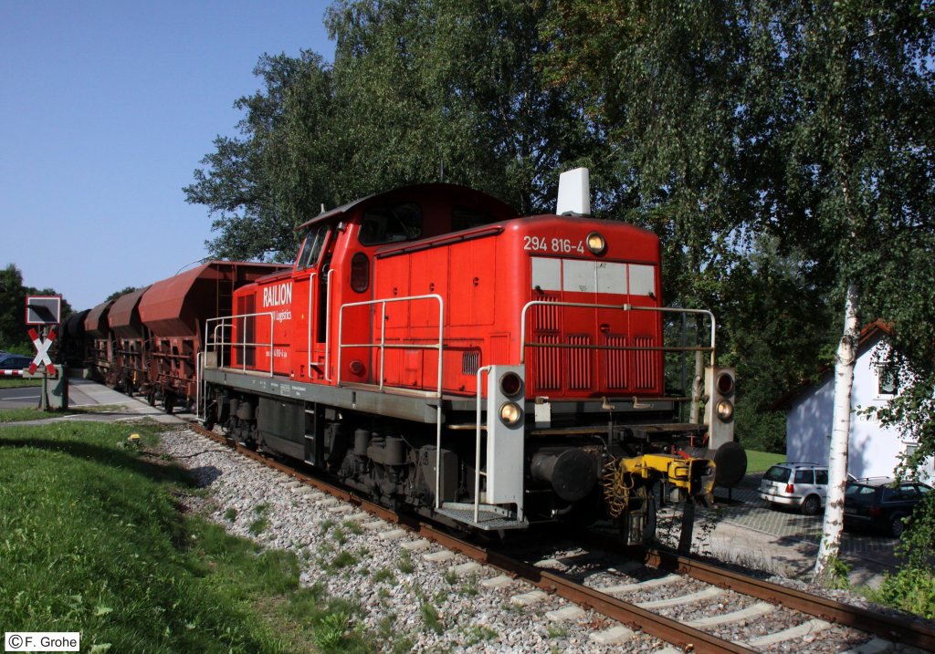 DB Railion 294 816-4 mit Schotterzug Nittenau - Bodenwhr, fotografiert am Bahnbergang Bodenwhr am 24.08.2011 