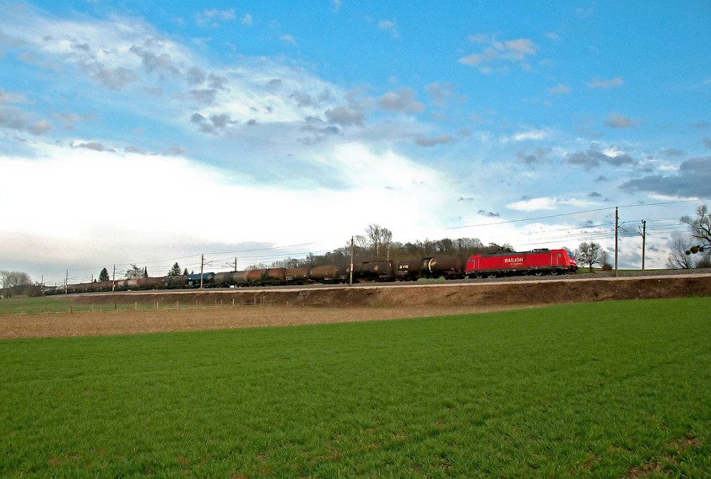 DB Railion mit einem Kesselwagenzug Richtung Westen. Die Aufnahme entstand am 29.03.2010 zwischen Neulengbach und Ollersbach.