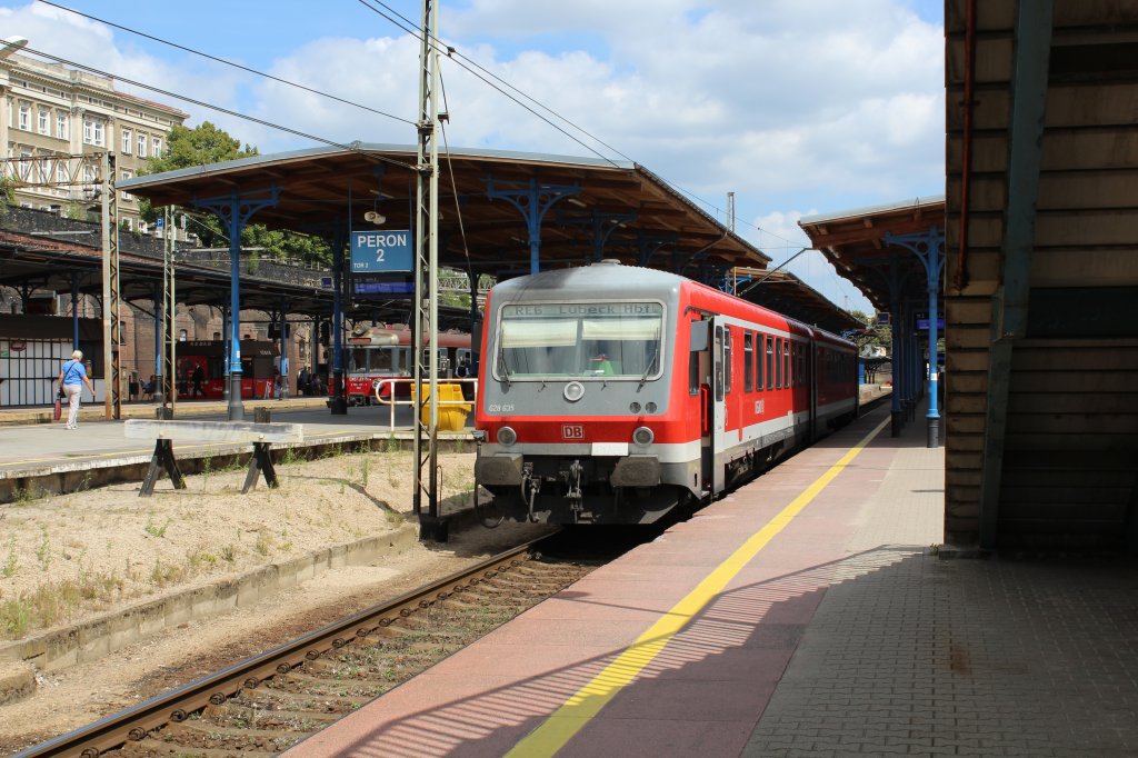DB RE6 L�beck Hbf. - Bad Kleinen (- G�strow - Szczecin Glowny) BR 628 (628 635 + 928 635) in Szczecin Glowny / Stettin Hauptbahnhof am 17. Juli 2013.