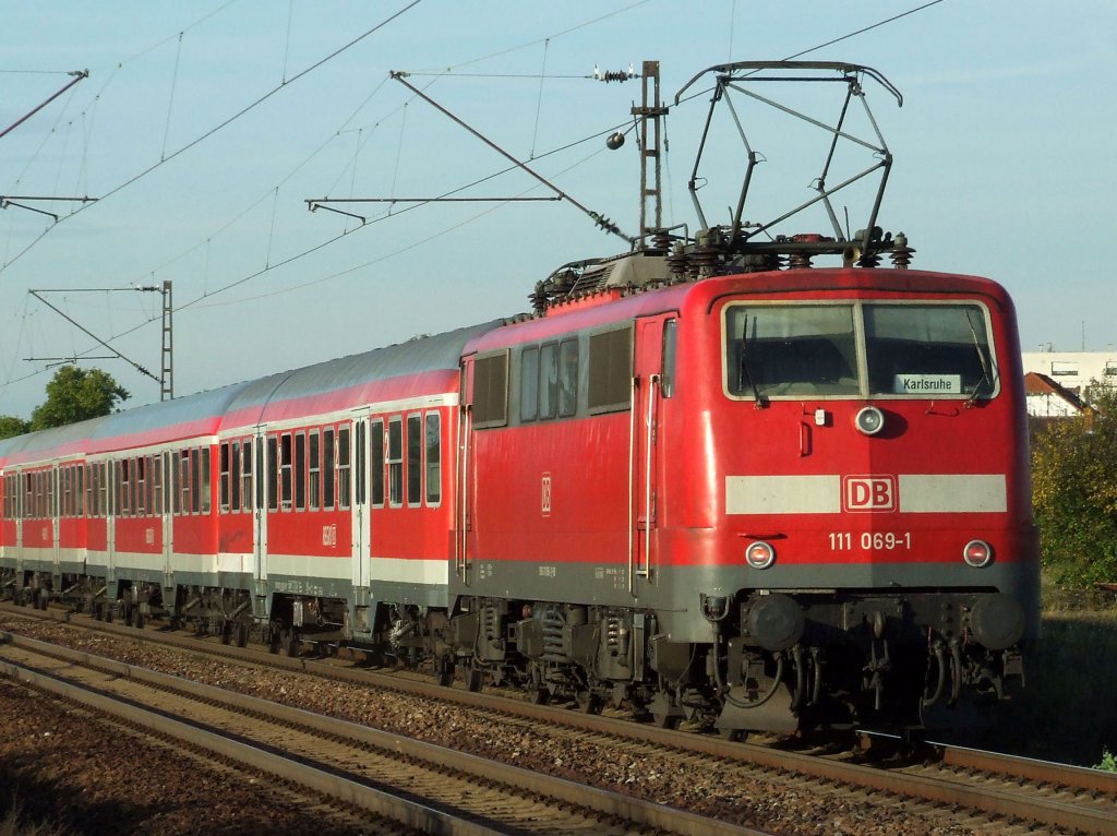 DB Regio 111 069 schiebt am abend des 06.10.2010 eine n-Wagen RB aus Karlsruhe in den Hp Wiestal ein.