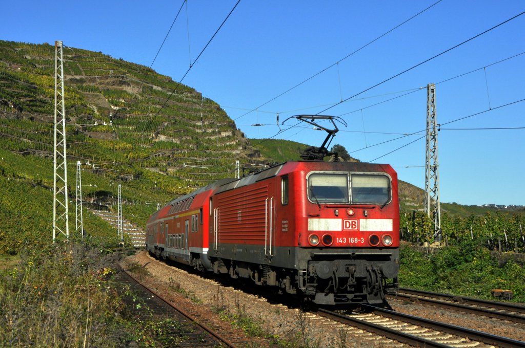 DB Regio 143 168 mit RB 11 (12228)  Moseltalbahn  Koblenz Hbf - Trier Hbf (Winningen/Mosel, 01.10.11).
