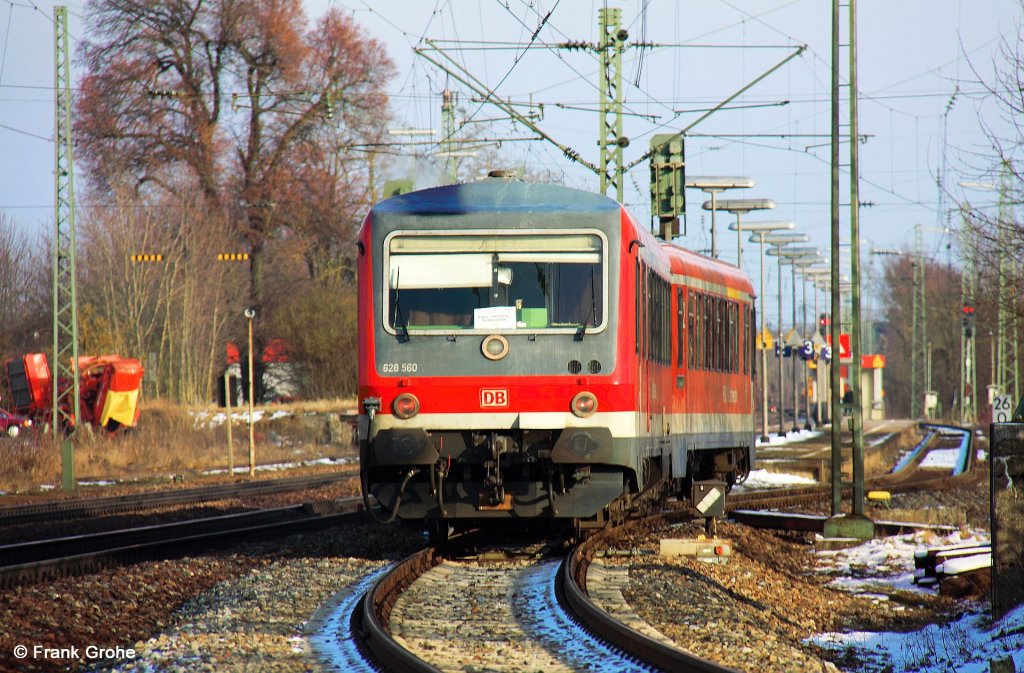DB Regio 628 + 928 560 als RB 27572 Neufahrn - Bogen, KBS 932 Neufahrn - Bogen, Gubodenbahn, fotografiert bei der Einfahrt in den Bahnhof Radldorf am 11.02.2013 --> Links im Bild sind die Gleise der KBS 880 Nrnberg - Passau zu sehen. Von Radldorf bis Straubing verlaufen beide Strecken auf gleicher Trasse. Interessant ist, dass es zuerst eine Verbindungskurve von Snching nach Geiselhring gab. Zge von Regensburg Richtung Passau mussten dort Kopf machen und dann wieder in einer Kurve nach Straubing weiterfahren. Die gerade durchgehende Verbindung von Snching nach Straubing ber Radldorf wurde erst spter gebaut.   