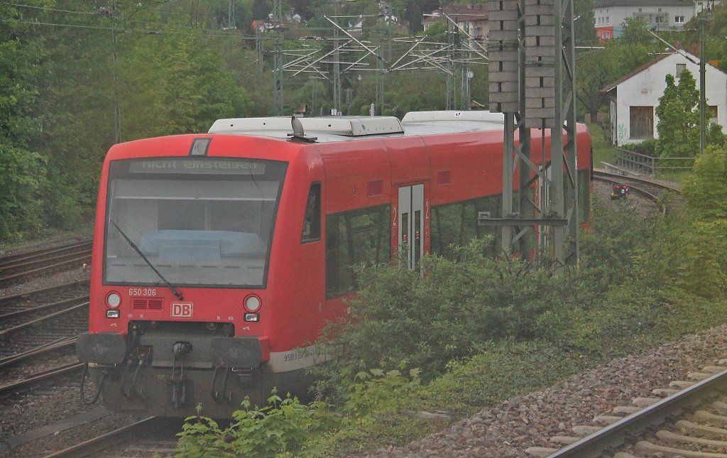 DB Regio 650 306 stannd am spten Nachmittag des 10.05.2013 im Sdlichen Gleisvorfeld in Pforzheim abgestellt. (Fotografiert aus Seitenfenster des IC 2064)