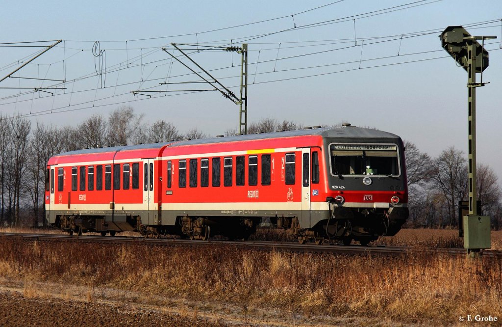 DB Regio 928 424 als RB 59719 Bogen - Neufahrn, Gubodenbahn KBS 932 Neufahrn - Bogen (welche von Straubing bis Radldorf die KBS 880 tangiert), fotografiert zwischen Straubing und Radldorf am 16.01.2012