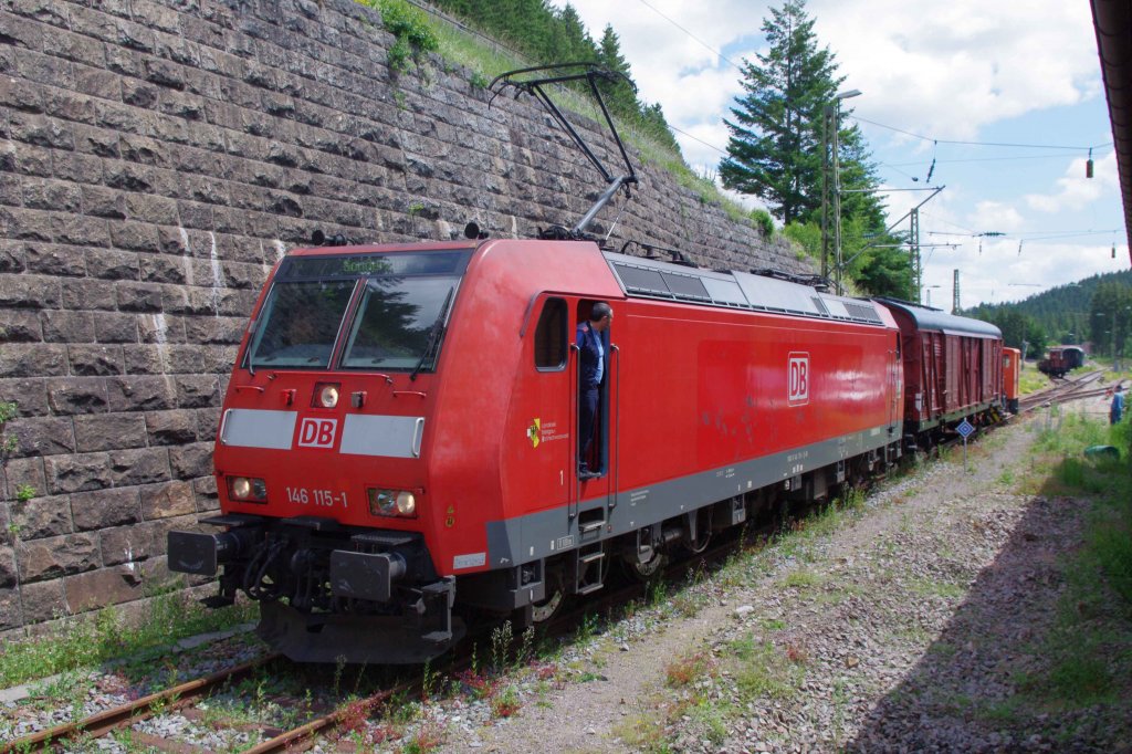 DB-Regio Lok 146 115-1 bei der bergabe des GGths Bromberg in Seebrugg. Der Wagen stand bei der Jubilumsveranstaltung  125 Jahre Hllentalbahn  im Bahnhof Titisee und beherbergte eine Ausstellung.