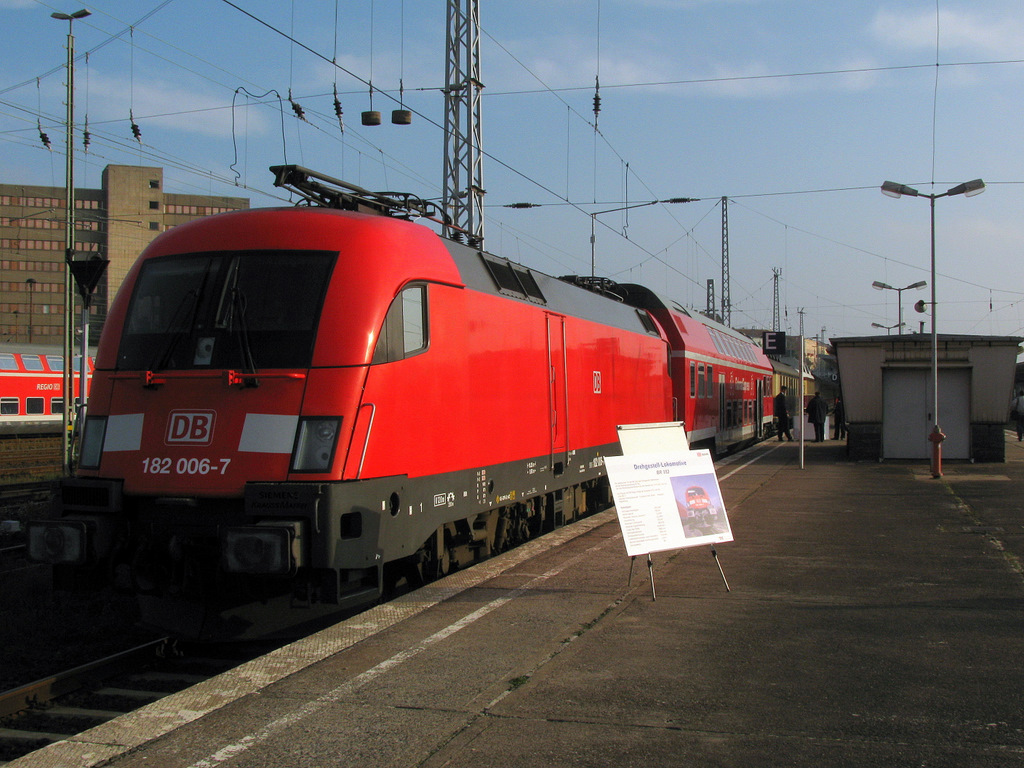 DB Regio prsentierte sich bereits im frhen Morgenlicht des 02.10. anlsslich 175 Jahre Eisenbahnen in Deutschland mit 182 006 und dem Fahrradexpress. Das wichtigere fr mich persnlich fand im Dostos dahinter statt, denn da informierten zwei uerst witzige und kompetente Mitarbeiter der DB ber die dortigen Ausbildungschanchen im stolzen, groen Konzern bis hin zu den  kleinen  Verkehrsbetrieben Berlin.