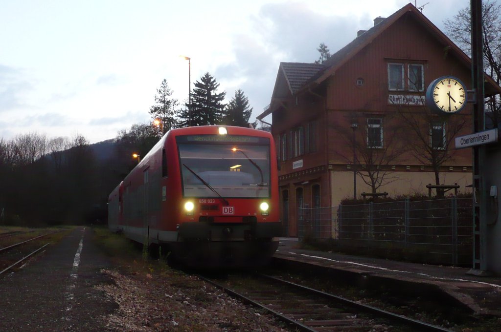 DB Regio Shuttle 650 023 mit Schwestereinheit standen am 4.12.09 zur Rckfahrt in Richtung Wendlingen bereit. In 7 Minuten geht´s los. Wer nun diesen Kurs verpasst, hat die Ehre, mit den, 1 Stunde spter verkehrenden N-Wagen - geschoben von einer BR 218 - zu fahren;)
- Bf Oberlennigen -