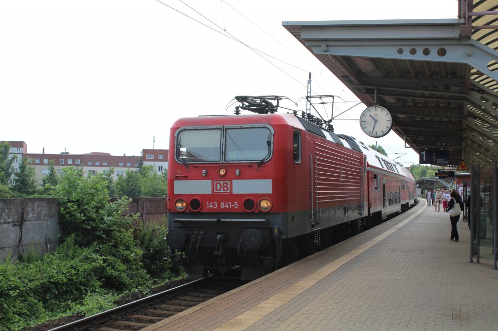 DB Rostocker S-Bahn S1 BR 143 (143 841-5) Rostock-Parkstrasse am 19. Juli 2013.