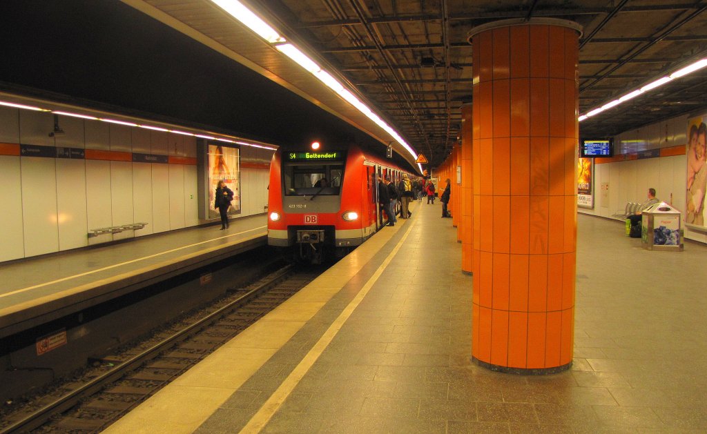 DB S-Bahn Mnchen 423 152-8 als S 6454 (S4) von Ebersberg (Oberbay) nach Geltendorf, in Mnchen Marienplatz; 14.01.2011