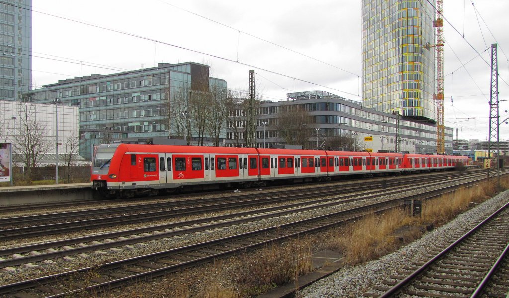 DB S-Bahn Mnchen 423 560-2 als S 8167 (S20) von Mnchen-Pasing nach Deisenhofen, in Mnchen-Heimeranplatz; 14.01.2011
