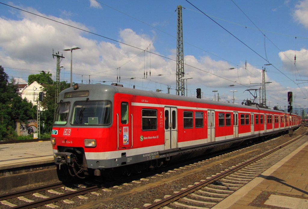 DB S-Bahn Rhein-Main 420 324-6 als S 35829 (S 8) von Wiesbaden Hbf nach Offenbach (Main) Ost, am 30.06.2011 in Mainz Hbf.
