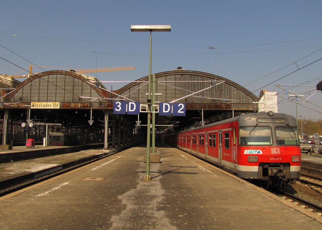 DB S-Bahn Rhein-Main 420 767-6 als S 3936 (S 9) aus Hanau Hbf, in Wiesbaden Hbf; 29.03.2011