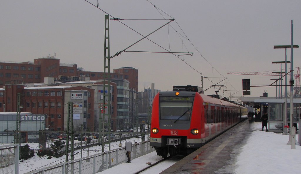 DB S-Bahn Rhein-Main 423 374-8 als S 35339 (S3) von Bad Soden (Taunus) nach Darmstadt Hbf, in Frankfurt (M) West; 22.12.2010