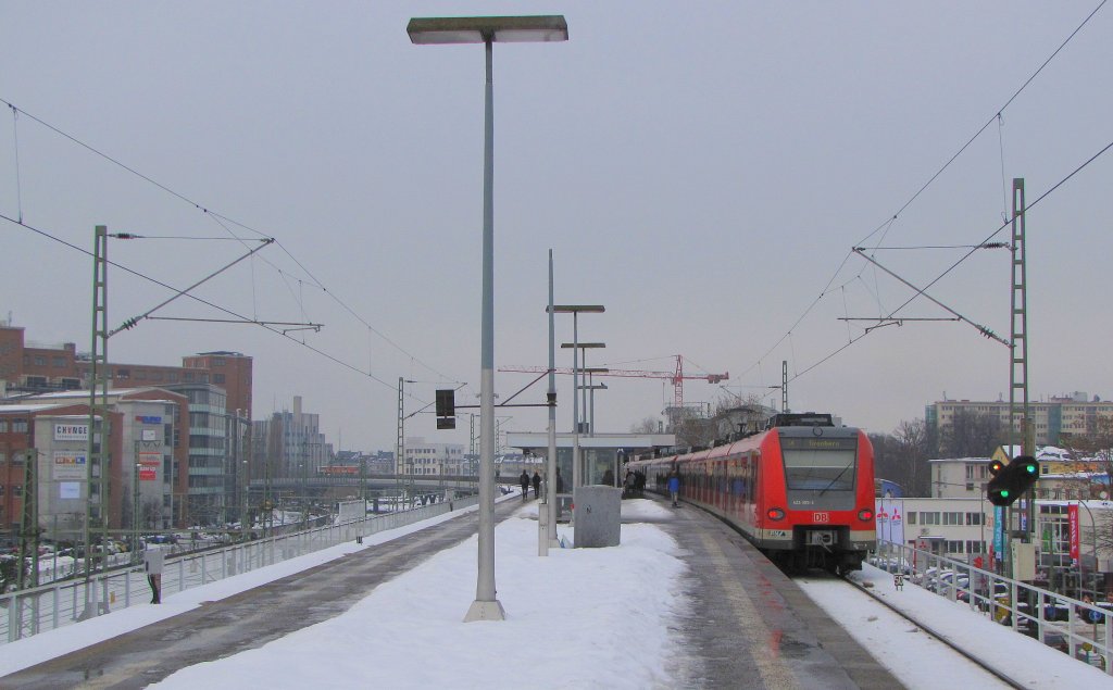 DB S-Bahn Rhein-Main 423 395-3 als S 35438 (S4) von  Langen (Hessen) nach Kronberg (Taunus), in Frankfurt (M) West; 22.12.2010
