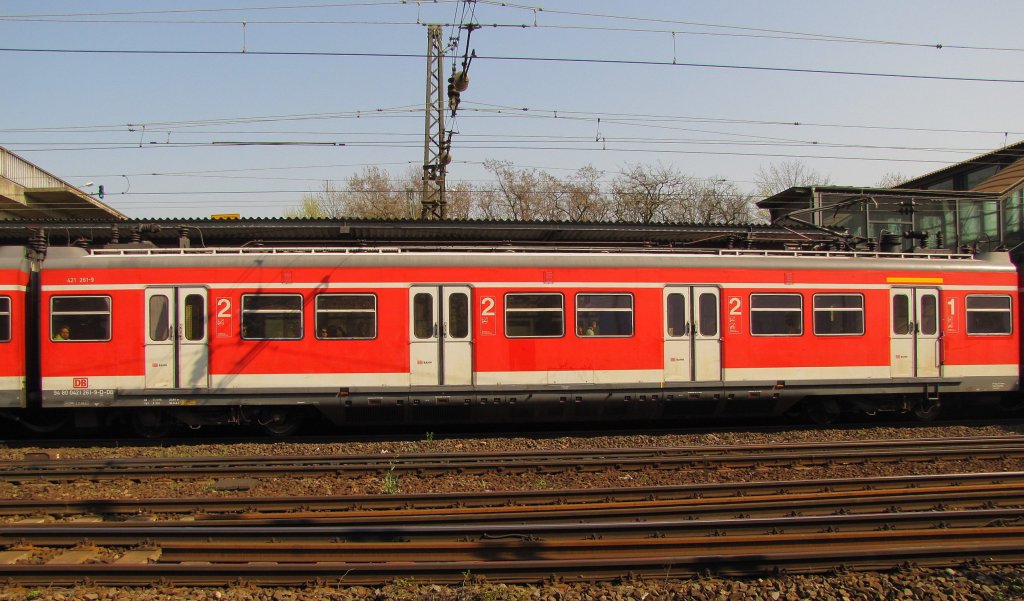 DB S-Bahn Rhein-Main 94 80 0421 261-9 D-DB Mittelwagen, in der S 35935 (S 9) von Wiesbaden Hbf nach Hanau Hbf, in Mainz-Bischofsheim; 29.03.2011