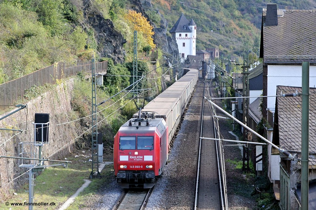 DB Schenker 145 060 mit eine Ambrogio-shuttle in St. Goarshausen, 19.10.2011.