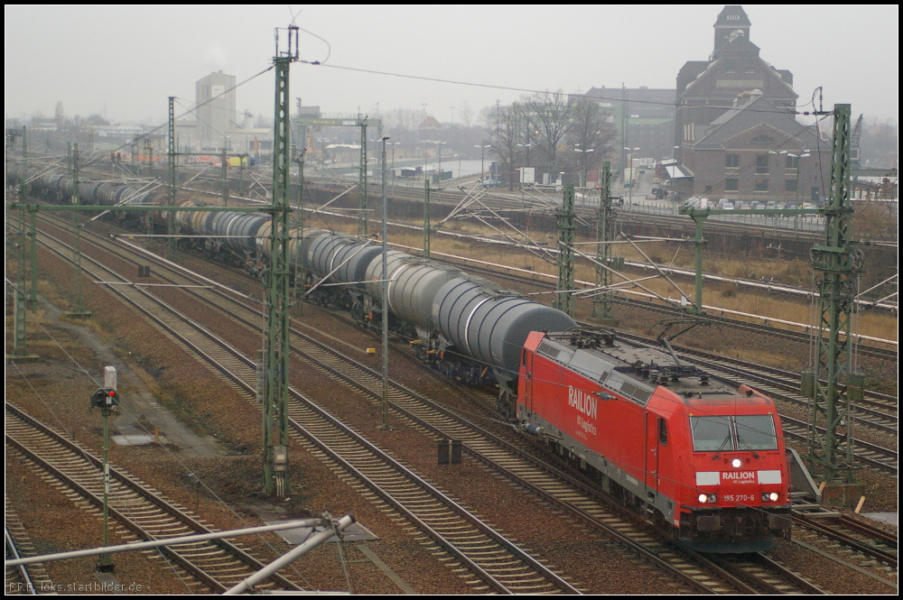 DB Schenker 185 270 mit einem Kesselwagenzug bei ungem�tlichem Wetter am 20.12.2012 in Berlin-Moabit