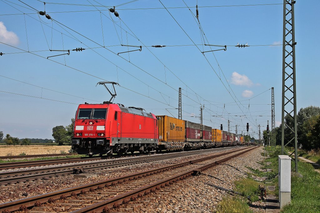 DB Schenker 185 376-1 am 14.08.2013 mit einem KLV nrdlich von Orschweier gen Sden.