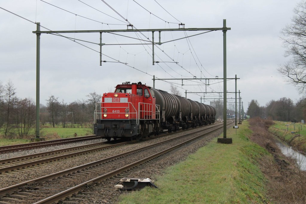 DB Schenker 6413 mit Gterzug 62330 Onnen-Roodeschool bei Haren am 3-1-2013..