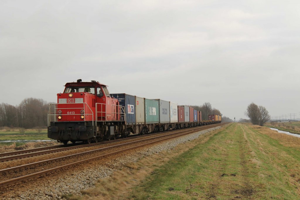 DB Schenker 6413 mit Gterzug 62342 Veendam-Onnen bei Waterhuizen am 3-1-2013.

