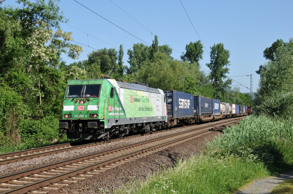 DB Schenker CO2-frei auf der Schiene, so prangt es auf der 185 389-4. Aufgenommen am 13/05/2011 in Unkel.