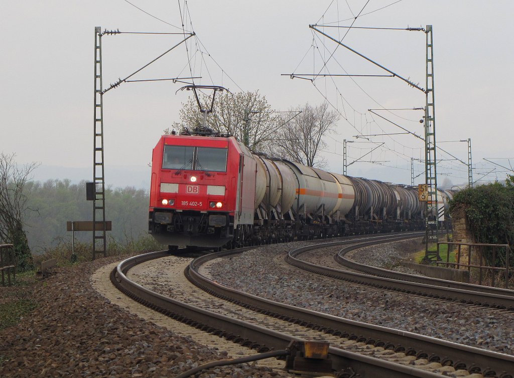 DB Schenker green cargo 185 402-5 mit einem gemischten Gterzug Richtung Wiesbaden, bei Erbach (Rheingau); 30.03.2011