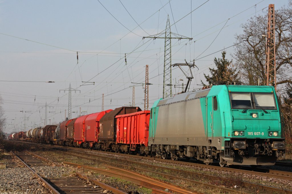 DB Schenker Mietlok 185 607 zieht am 22.2.11 mit GDL  Beschriftung  einen gemischten Gterzug durch Ratingen-Lintorf.