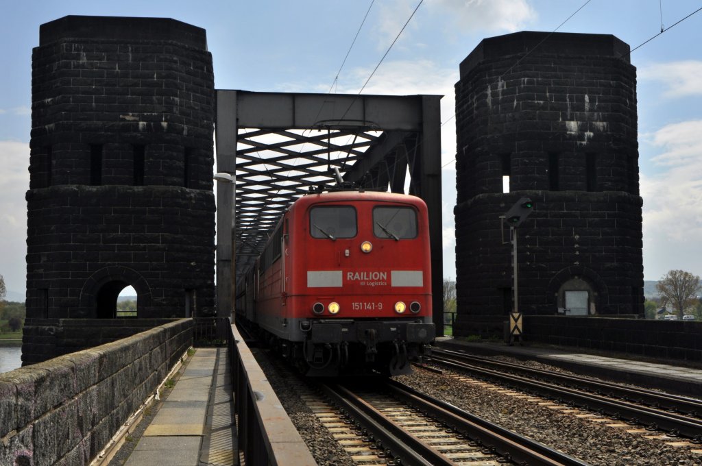 DB Schenker Rail 151 141 in Doppeltraktion mit einer weiteren 151er berqueren am 23.04.12 mit einem Schttgutwagenzug die Rheinbrcke Engers - Urmitz. Der Zug wechselt hier von der linken auf die rechte Rheinstrecke.