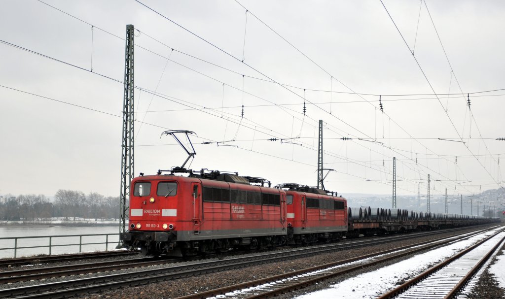DB Schenker Rail 151 163 und eine weitere 151er mit Coilzug auf der rechten Rheinstrecke in Richtung Rüdesheim (Koblenz-Ehrenbreitstein, 24.02.13).
