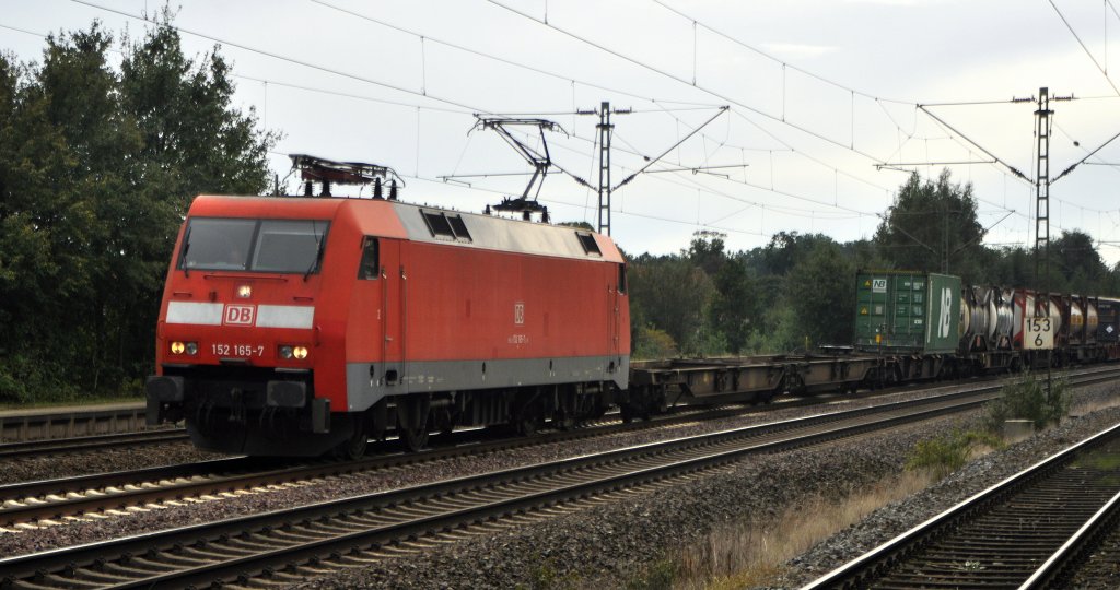 DB Schenker Rail 152 165 mit KLV-Zug in Richtung Bremen (Stemshorn/Bf Lemförde, 27.08.11).