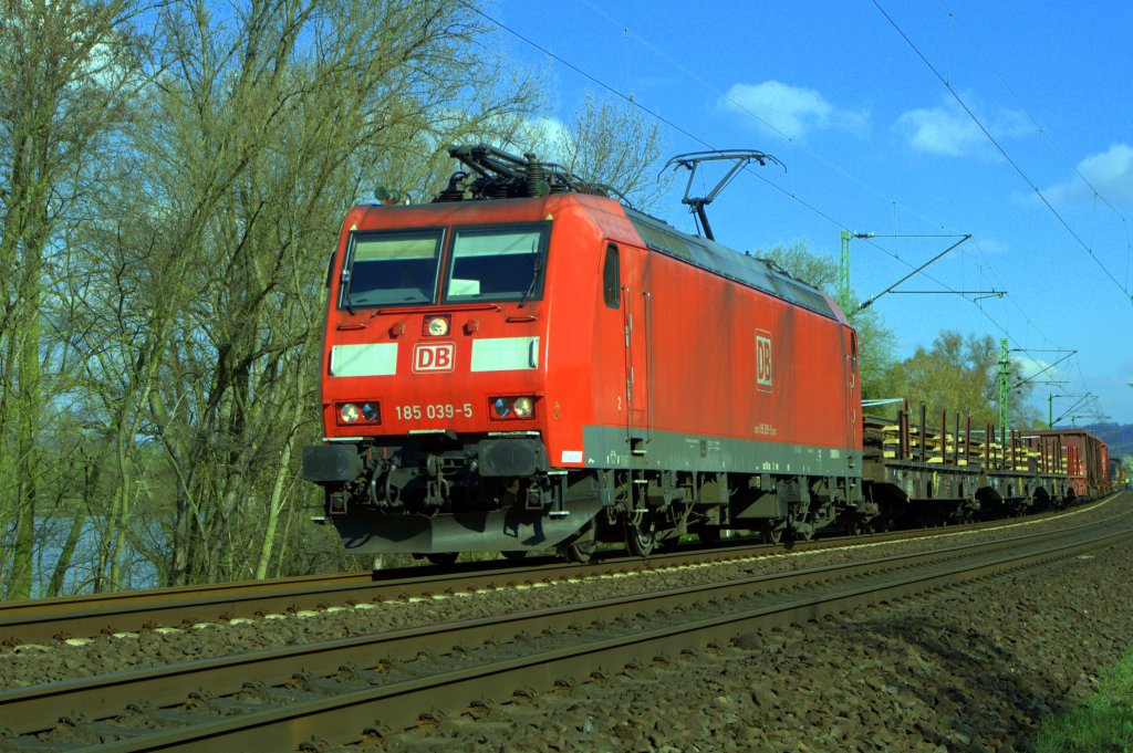 DB Schenker Rail 185 037 mit gemischten Güterzug in Richtung Rüdesheim (Leubsdorf, 06.04.12).