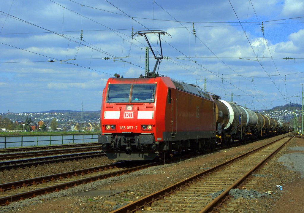 DB Schenker Rail 185 057 mit Kesselwagenzug in Richtung Rüdesheim (Koblenz-Ehrenbreitstein, 08.04.12).
