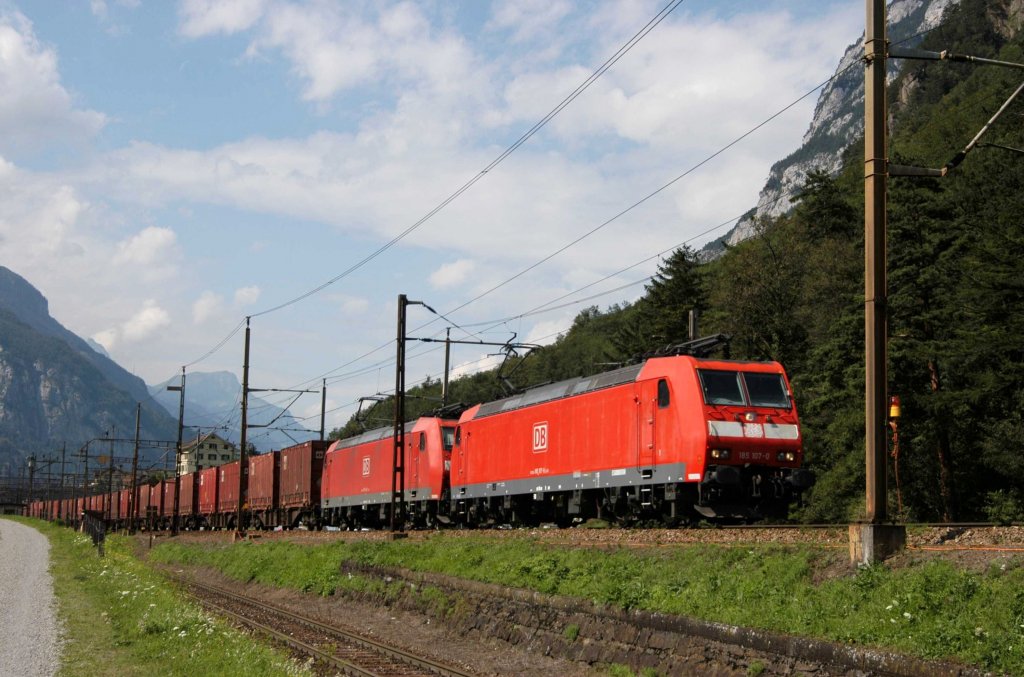 DB Schenker Rail 185 107 und 185 XXX mit Containerzug in Richtung St. Gotthard (Erstfeld, 11.08.09).
