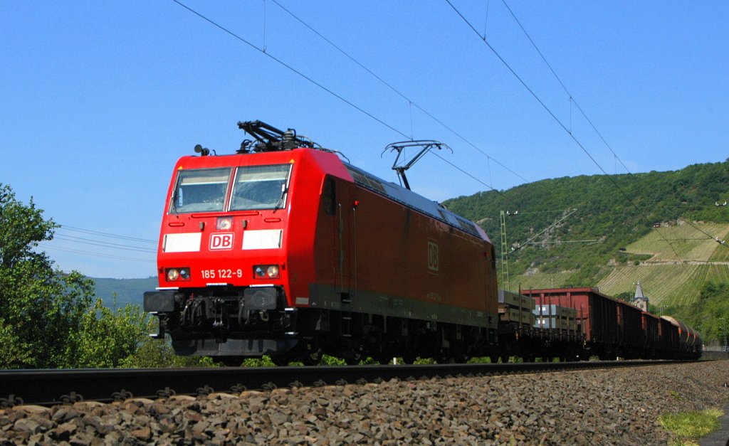 DB Schenker Rail 185 122 mit gemischtem Güterzug am 07.05.11 auf der rechten Rheinstrecke zwischen Wellmich und St. Goarshausen in Richtung Rüdesheim.