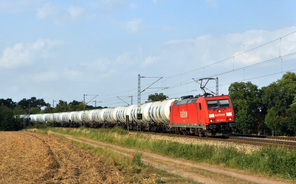 DB Schenker Rail 185 228 mit GATX-Kesselwagenzug in Richtung Osnabrück (Vehrte, 23.08.12). 